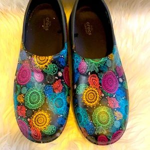 Crocs dual comfort nursing clogs